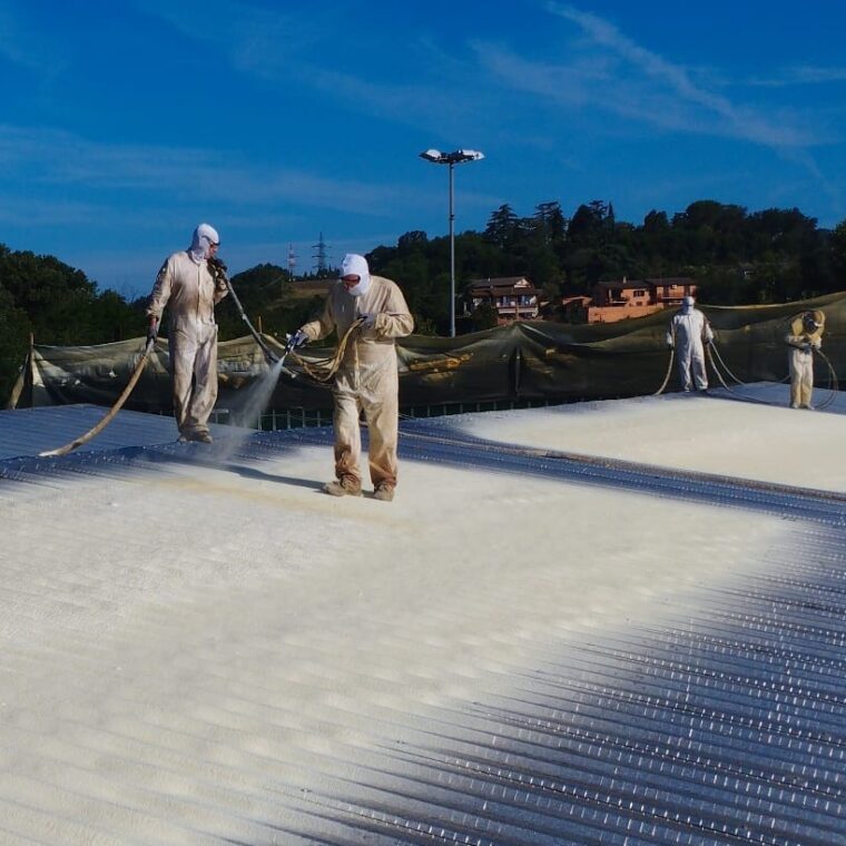 Isolamento tetti capannoni industriali: tecnica, materiali e risparmio energetico